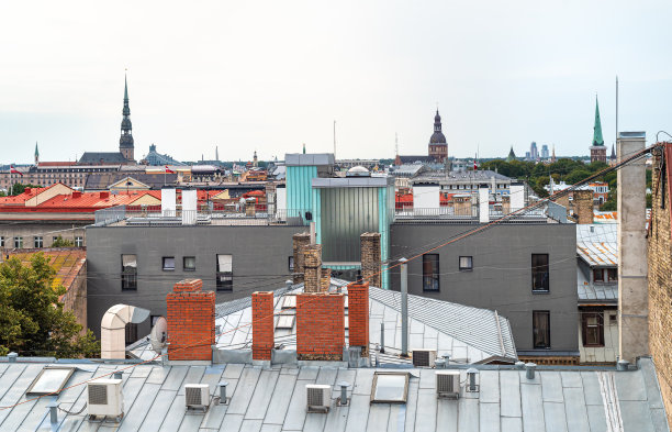 拉脱维亚里加历史中心屋顶上的景色图片下载
