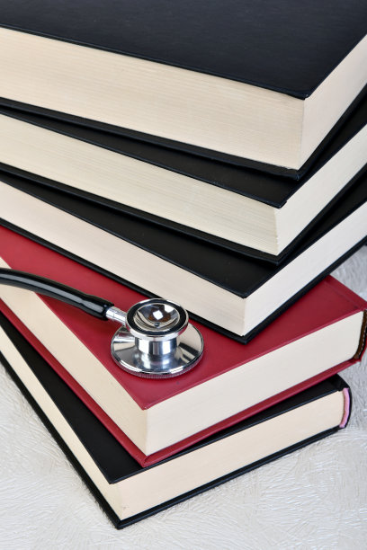 书和听诊器。图片下载