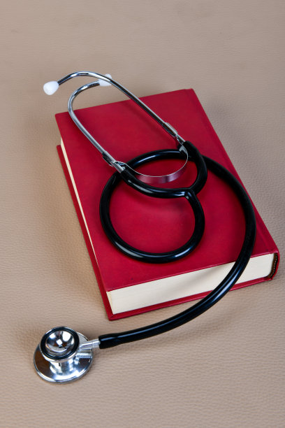 书和听诊器。图片下载