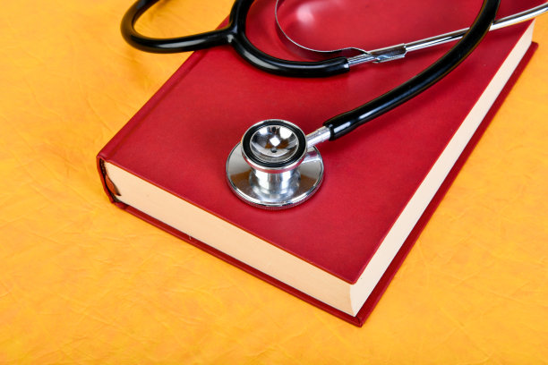 书和听诊器。图片下载
