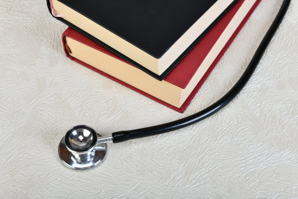 书和听诊器。图片下载