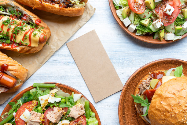 食物照片背景与空白牛皮纸。搭配热狗、汉堡和沙拉。为街头食品设计的伟大形象。本空间图片下载