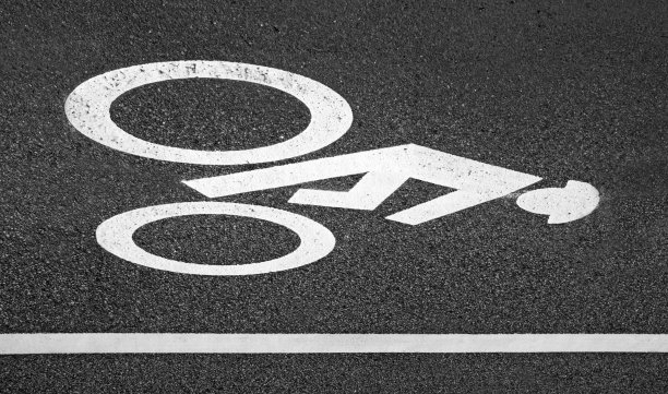 沥青上的自行车道标志图片下载