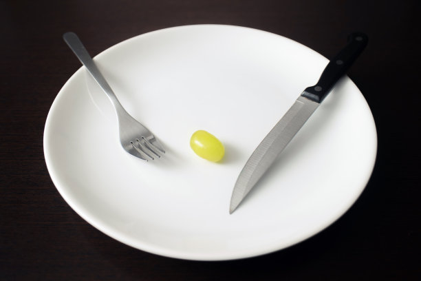 健康食品主题:白盘子上的绿葡萄。减肥，健康的生活方式图片下载