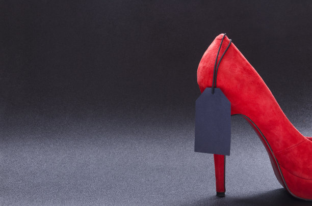 纸质购物袋和价格标签，蓝色背景。季节性销售的概念图片下载