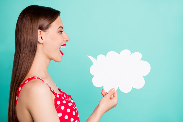 简介侧面照片的愉快的女士尖叫着白色的纸卡气泡穿着波尔卡点连衣裙孤立在蓝绿色的背景图片下载