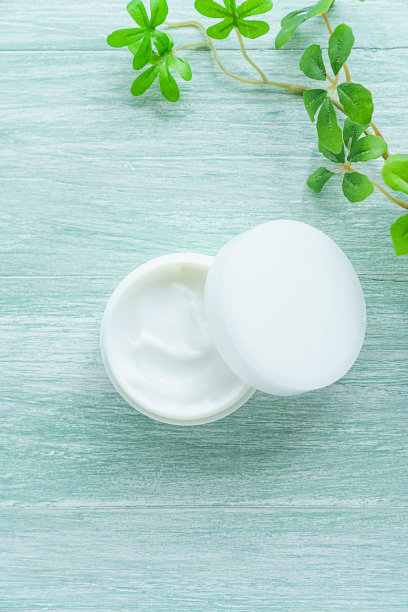 木制背景上的白色美容霜图片下载