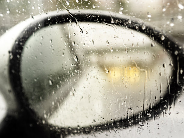雨遮住了后视镜，大雨天交通堵塞，图片下载