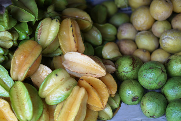 亚洲市场上的东方水果杨桃。素食主题。库存图片图片下载