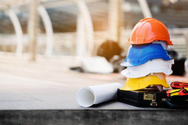 质量建设团队精神。工程或建筑工地或工厂的安全问题。戴头盔和防护设备可以安全承包商在工业工作或工厂的生活。本空间图片下载