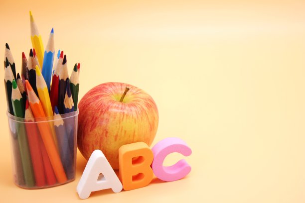 英文字母旁边有一个苹果和彩色铅笔图片下载