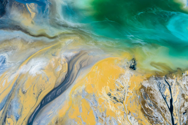 退化的景观。破坏土地。从以上观点。超现实主义的湖。人类对环境的影响。从以上观点。无人机拍摄的照片图片下载