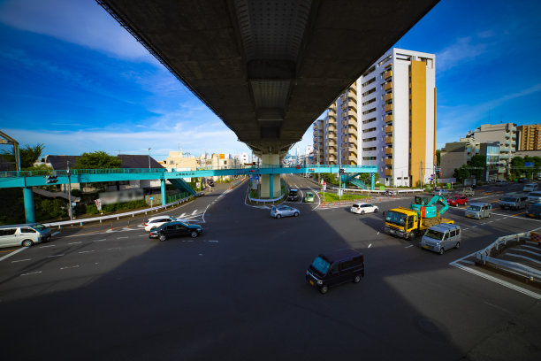 东京市区Kanpachi大街白天的广角镜头图片下载