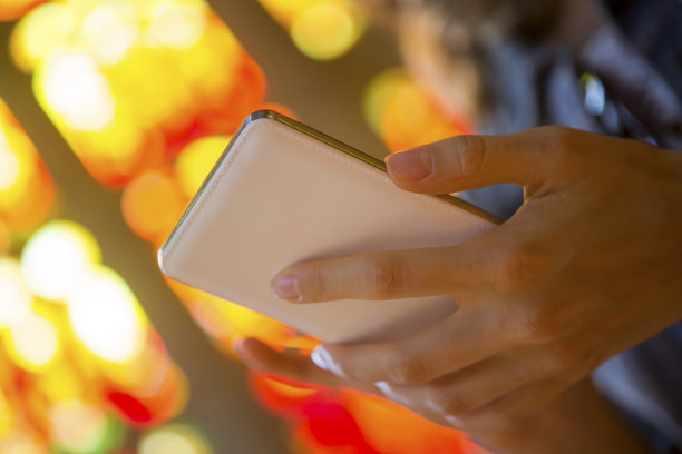 用新手机的女人图片下载