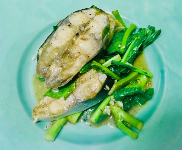 美味的羽衣甘蓝炒鱼图片下载