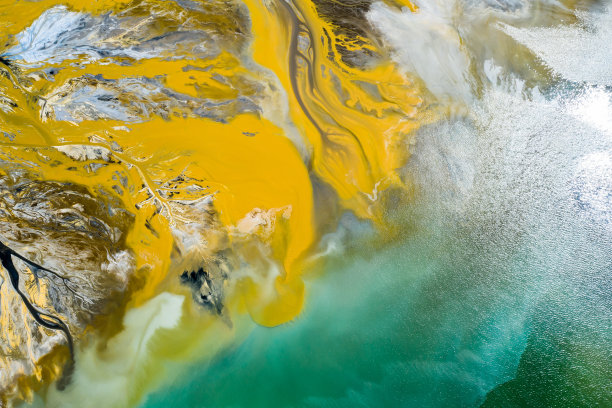 退化的景观。破坏土地。从以上观点。超现实主义的湖。人类对环境的影响。从以上观点。无人机拍摄的照片图片下载