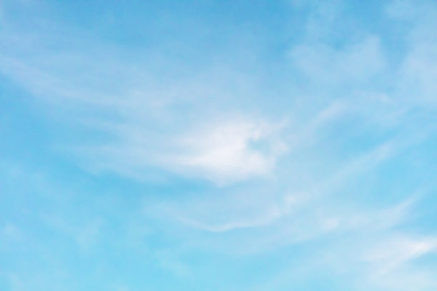 抽象背景的一个充满活力的清澈的蓝色蓝绿色的天空与柔软的白云图片下载