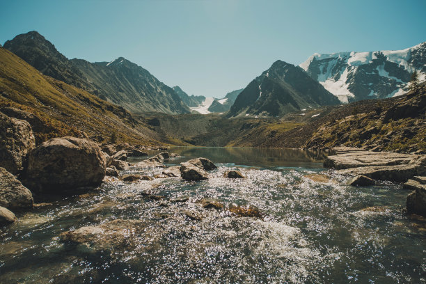 清澈的湖水和美丽的植被让我们惊喜不已，这个湖适合钓鱼和家庭休息。山河之源。阿尔泰湖的色调照片。图片下载