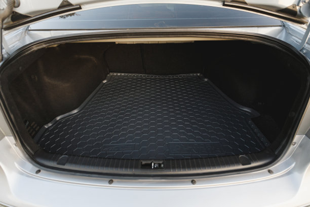 汽车灰色与开放空后备箱图片下载