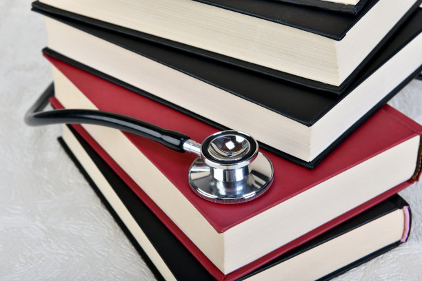 书和听诊器。图片下载