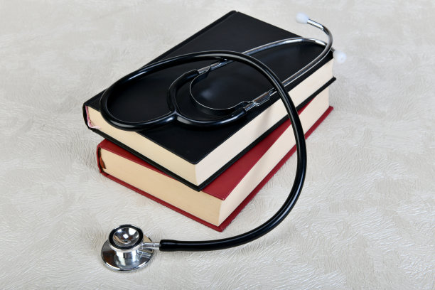 书和听诊器。图片下载