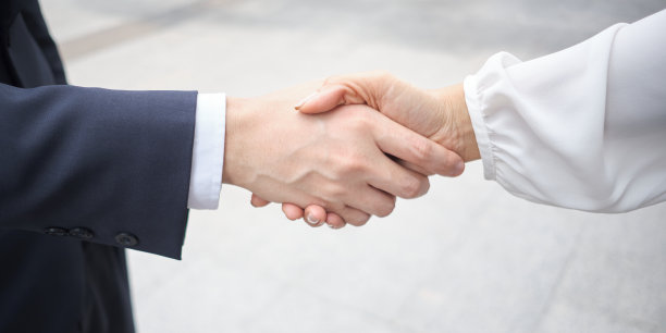 商人和女商人正在握手。成功的谈判。互相问候和祝贺的商务礼仪。图片下载