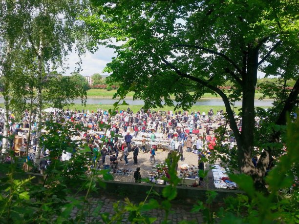 德累斯顿易北河的跳蚤市场图片下载