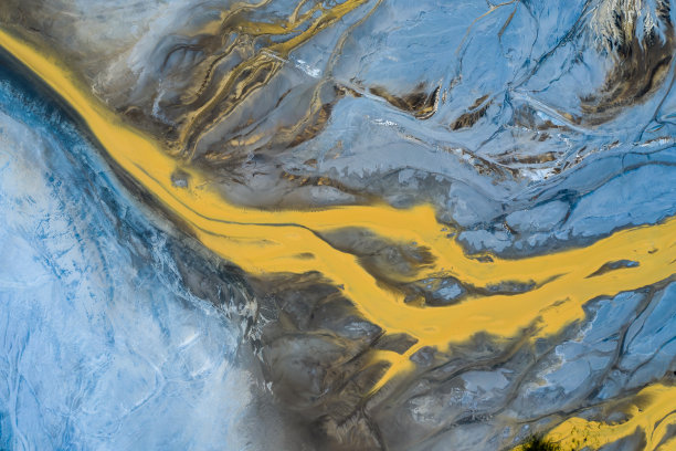 退化的景观。破坏土地。从以上观点。超现实主义的湖。人类对环境的影响。从以上观点。无人机拍摄的照片图片下载