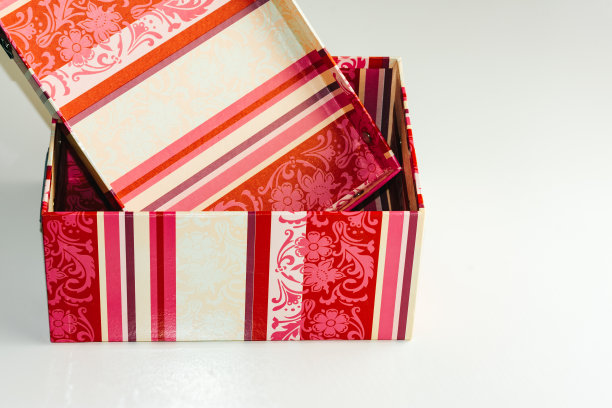 白色背景上的红色空纸板箱图片下载