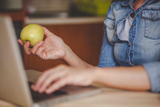 女人用的笔记本电脑图片下载
