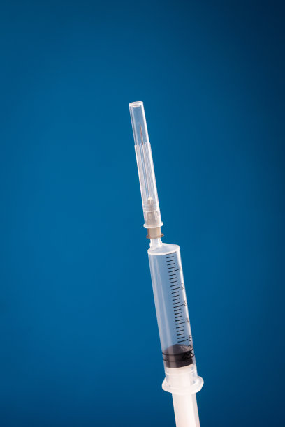蓝色背景上的空注射器图片下载