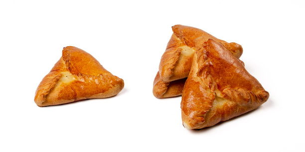 一群刚烤好的科尼克人被隔离在白色背景上。传统的斯拉夫鸡肉派图片下载