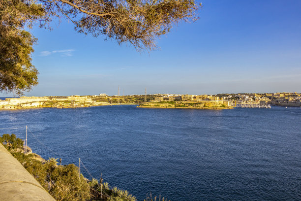 从马尔他瓦莱塔的Barakka花园看卡尔卡拉图片下载