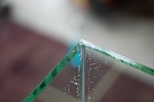 玻璃技师，用硅胶和胶带将玻璃粘在玻璃上图片下载