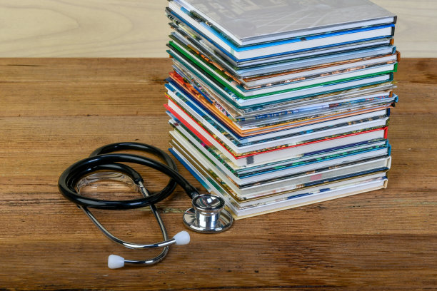 书和听诊器。图片下载