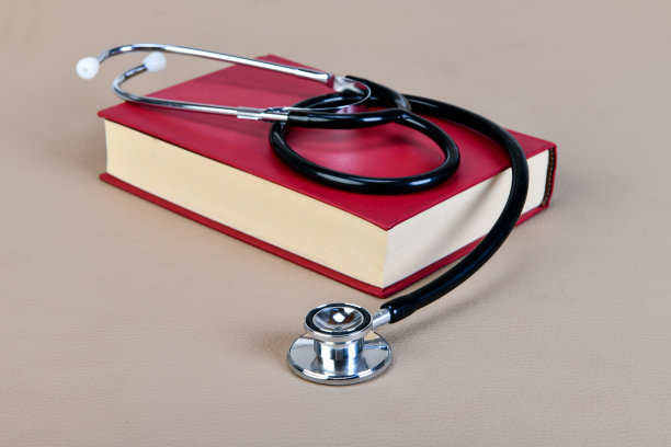 书和听诊器。图片下载