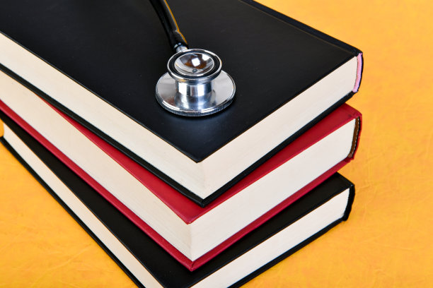 书和听诊器。图片下载