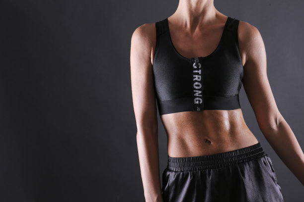 剪短的照片年轻美丽的女人在伟大的形状。运动生活方式的概念。图片下载