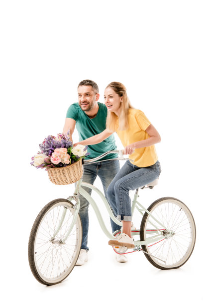 幸福的夫妇与自行车和花篮孤立在白色图片下载