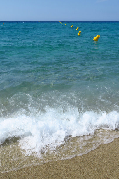 在公海中安全游泳的浮标图片下载