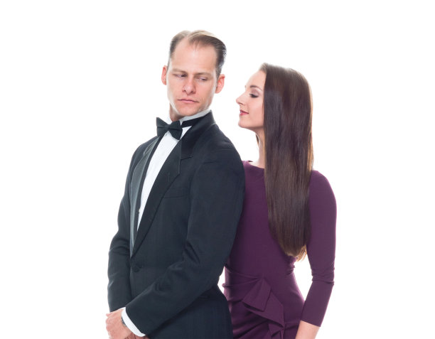 两个人/腰部以上的20-29岁成人棕色头发/长发/短发女性/男性/年轻的男人/年轻的女人友谊/情侣关系/舞者/男朋友/女朋友/约会/丈夫/妻子/已婚跳舞穿西装图片下载