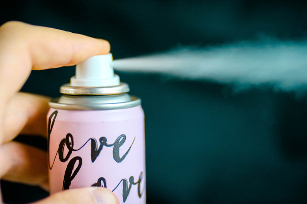 除臭剂喷嘴闭合。香体露瓶上刻有爱的字样。干喷除臭剂图片下载