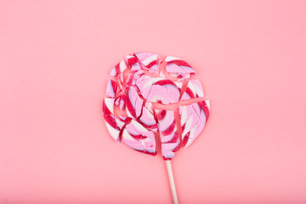 一块破碎的糖果在年度颜色宣传健康饮食和抗糖。图片下载