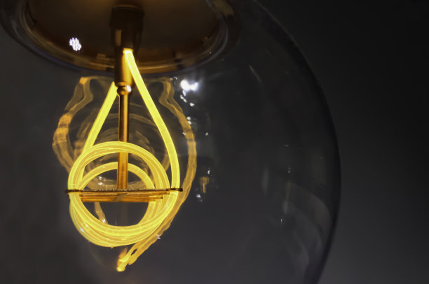 黑色背景下灯泡的特写镜头图片下载