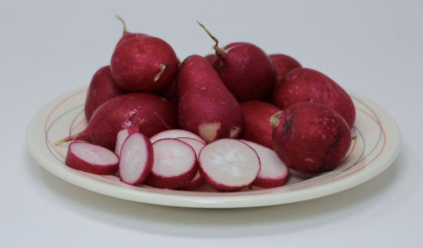 盘子里放一串萝卜图片下载