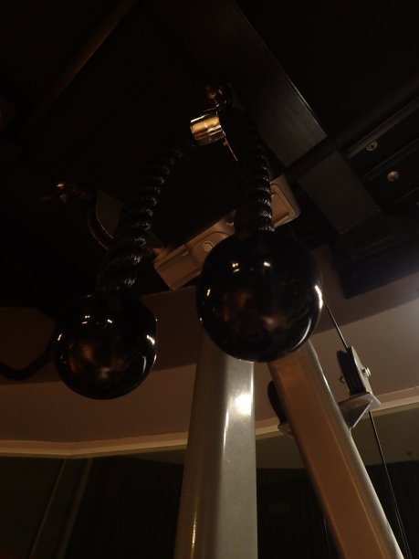 在健身器上拉下绳子图片下载