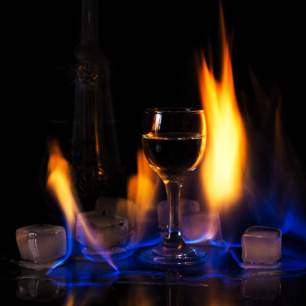 火在酒杯上，火在鸡尾酒杯上，伏特加冰和火图片下载