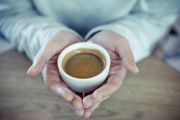 女性手捧咖啡杯-复古风格效果图图片下载