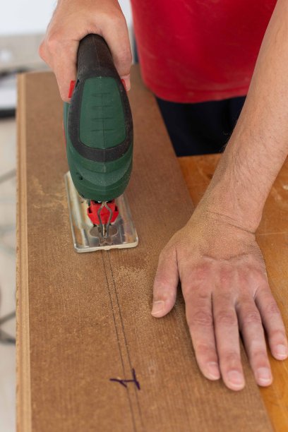 工人切割一定长度的层压板图片下载