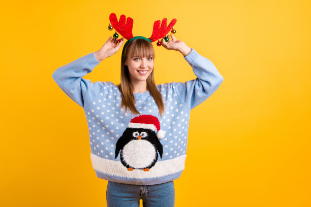 2020年嘉年华的时间概念。金发迷人的甜美的照片，梦想，梦想，无忧无虑可爱的好，积极高兴的女孩显示她的现代头带在头上孤立的生动的颜色背景图片下载